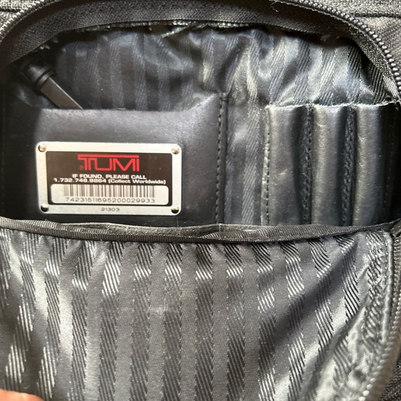 Tumi Nylon Small Messenger Bag Made In America - Picture 6 of 14